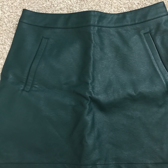 Emerald faux leather skirt - Picture 2 of 3
